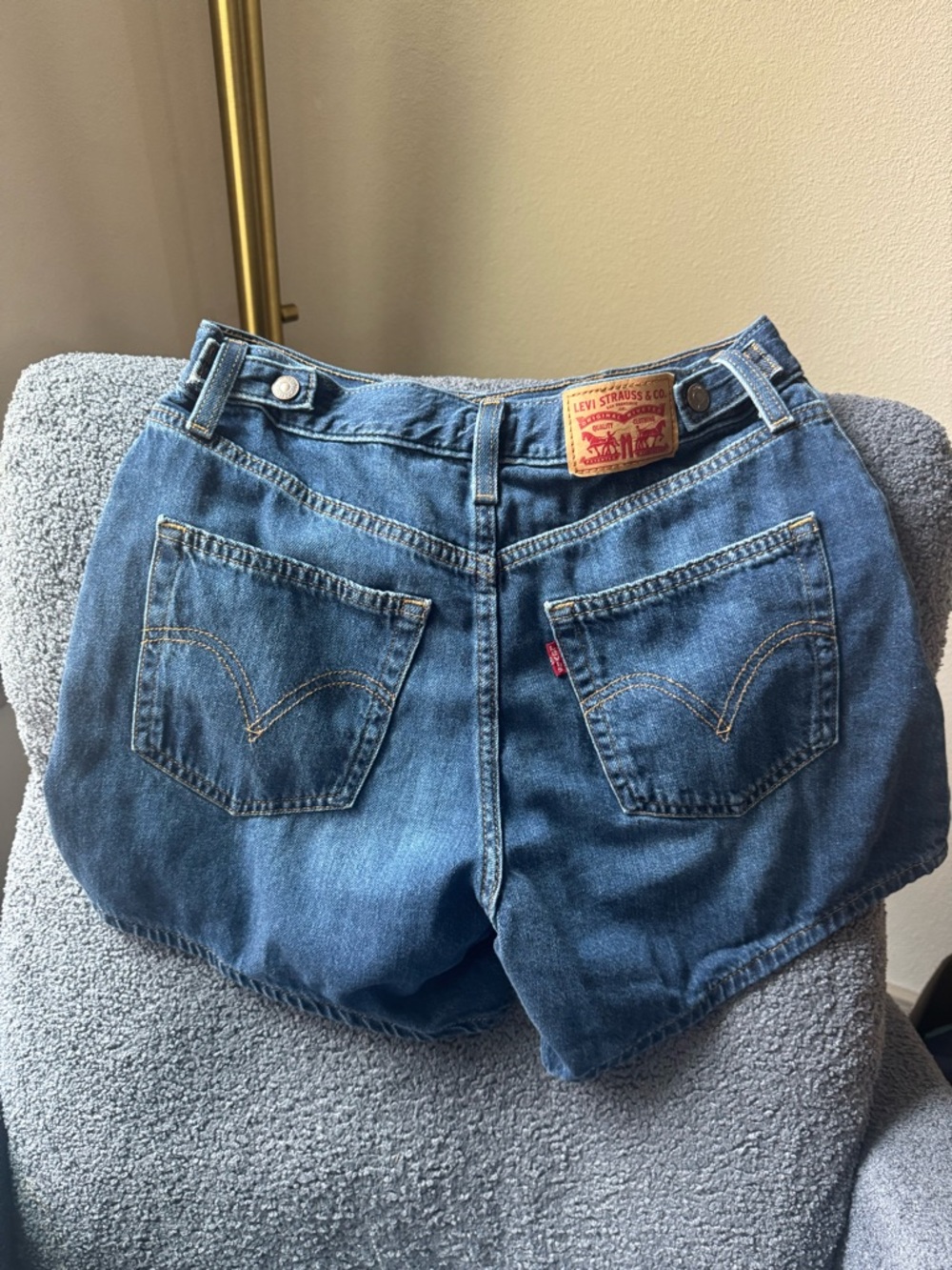 Levi’s Cinch High-Rise Women’s Shorts in Dark Blue - Picture 3 of 4
